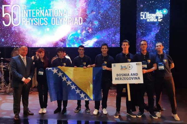 ipho2019-1F286707F-0574-21BC-6C48-647A28EDBC14.jpg