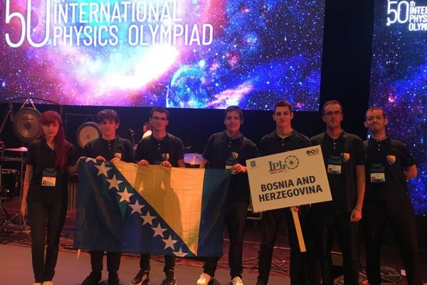 ipho2019-2BDC60B5D-8386-AD7C-9623-F4282601C84A.jpg